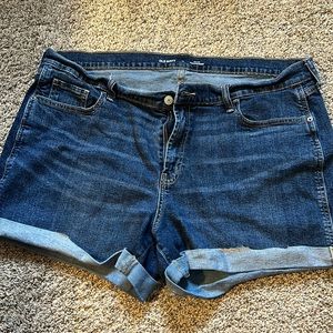 Old Navy mid-rise boyfriend shorts size 18.